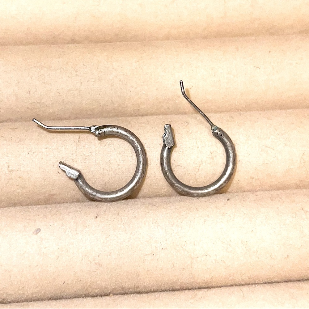 ⭐️Vintage Small Silver Metal Hoop Earrings - Picture 8 of 12